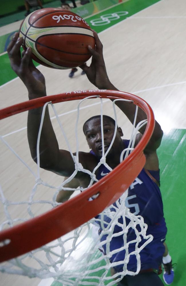 Kevin Durant dunks in the gold medal game.