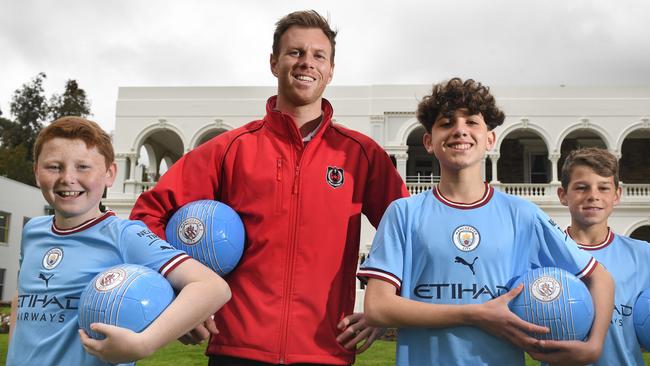 ADELAIDE, AUSTRALIA. NCA NewsWire pictured 18th August, 2022. Manchester City Football School to be established at Rostrevor College. (L-r) Henry Askem 11, ex Socceroo and now Rostrevor School co-ordinator Daniel Mullen, Christian Tassotti 14, Ryder Dalton 11. Picture: Tricia Watkinson