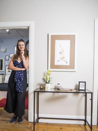 Fringe artist and teacher Laura Desmond shows her home style | news.com ...