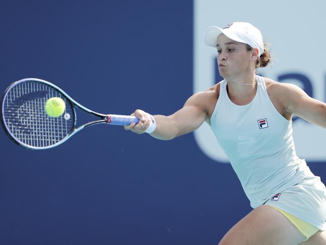 MIAMI GARDENS, FLORIDA - MARCH 30: Ashleigh Barty of Australia returns a shot to Aryna Sabalenka of Belarus during the Miami Open at Hard Rock Stadium on March 30, 2021 in Miami Gardens, Florida.   Michael Reaves/Getty Images/AFP == FOR NEWSPAPERS, INTERNET, TELCOS & TELEVISION USE ONLY ==