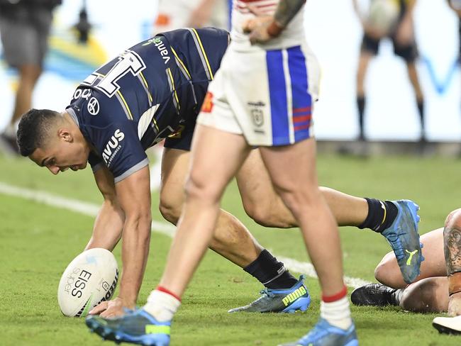 Heilum Luki scores a try. (Photo by Ian Hitchcock/Getty Images)