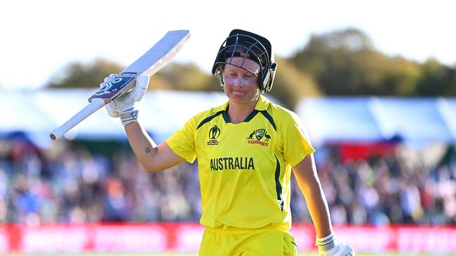 Alyssa Healy walks off the ground. Photo by Hannah Peters/Getty Images