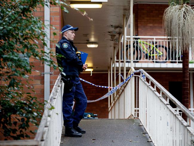 SYDNEY, AUSTRALIA - NewsWire Photos APRIL 30, 2024: Police are investigating after a young woman was found dead in a unit in Hardy Street, North Bondi, Tuesday morning Picture: NCA NewsWire / Nikki Short