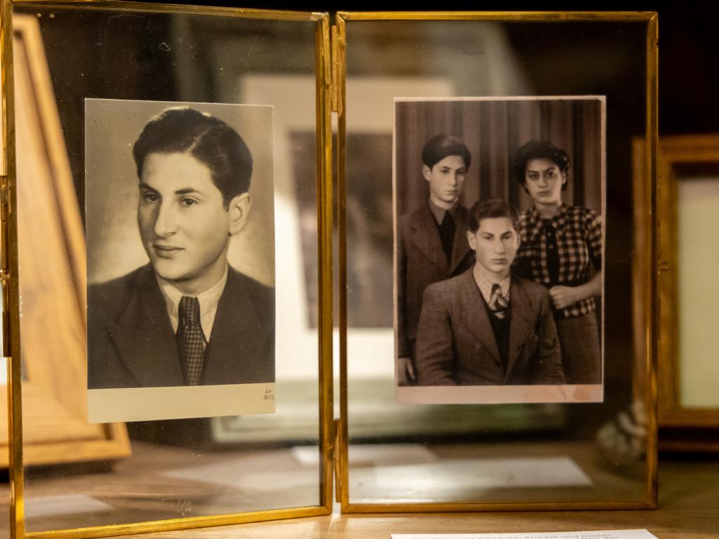 A reproduction of a photo of Holocaust survivor Albrecht Weinberg (L) and his siblings Diedrich (C) and Friedel (R). Picture: Getty