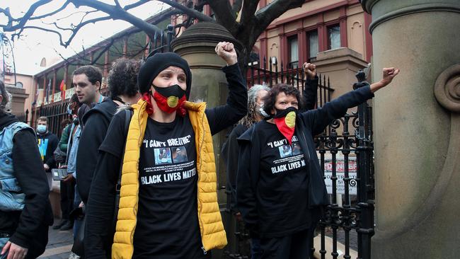 Lizzy Jarret and Leetona Dungay deliver a petition to NSW parliament calling for immediate action and investigation into the death of David Dungay.