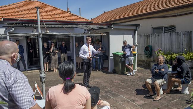 An auctioneer speaks to attendees at a residential home auction in Maroubra, Sydney. Many economists tipped Australian house prices to fall by 20 per cent when the RBA began a program of aggressive rate rises, but Sydney home values have risen by 6.7 per cent. Picture: Brent Lewin/Bloomberg via Getty Images