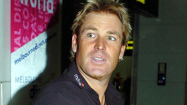 Shane Warne arrives at Tullamarine Airport amid a UK tabloid scandal in 2006.