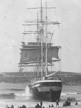 Grounded French barque proved a tourist attraction for Sydney | Daily ...