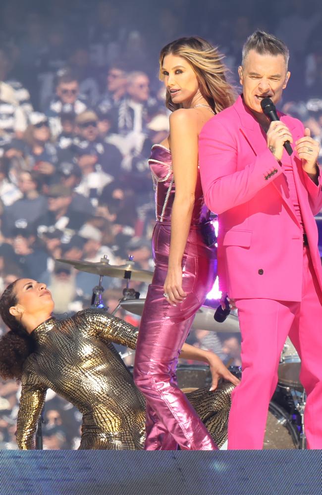 Robbie Williams and Delta Goodrem team up at the MCG. Picture: David Caird