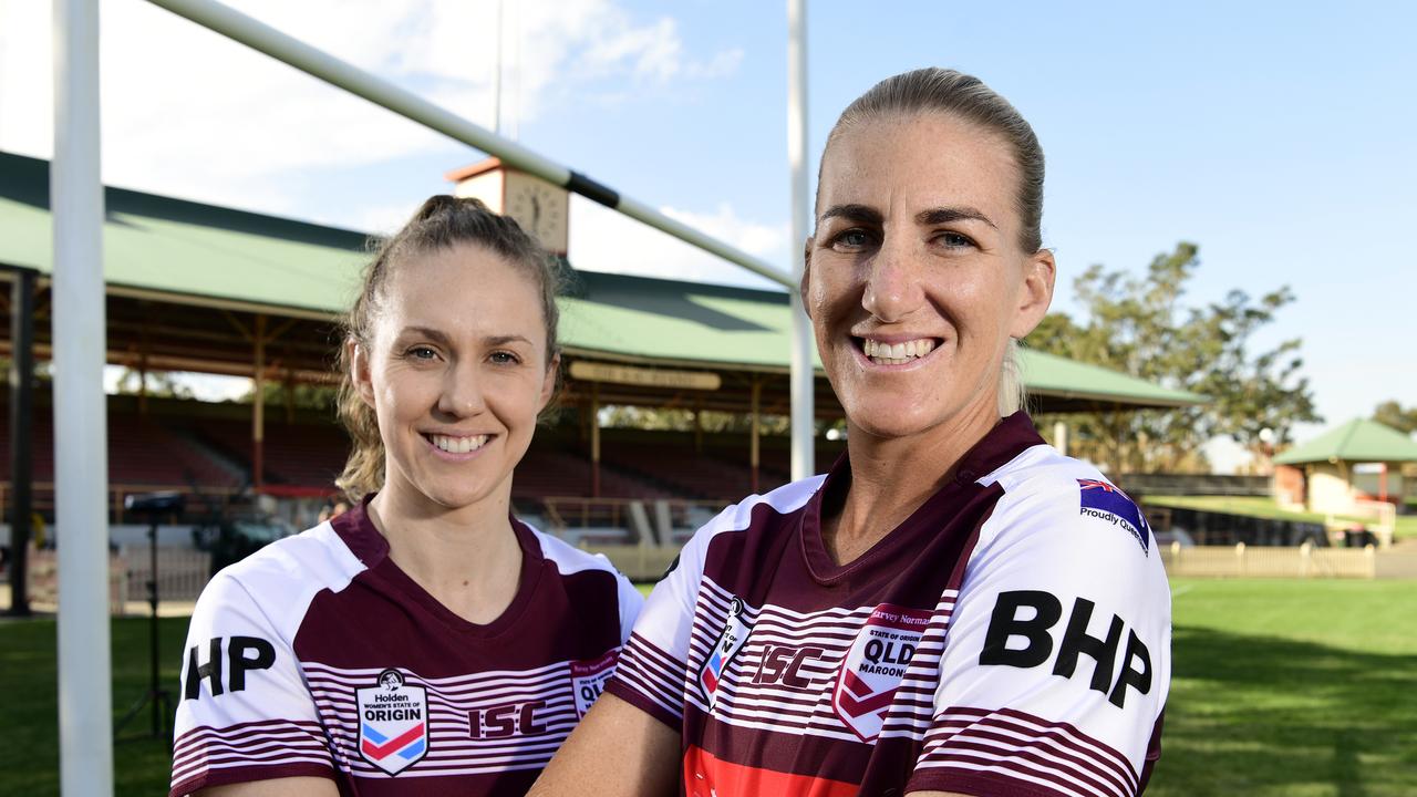 Pemain Queensland Maroons Karina Brown (kiri) dan Ali Brigginshaw (AAP Image/Bianca De Marchi)
