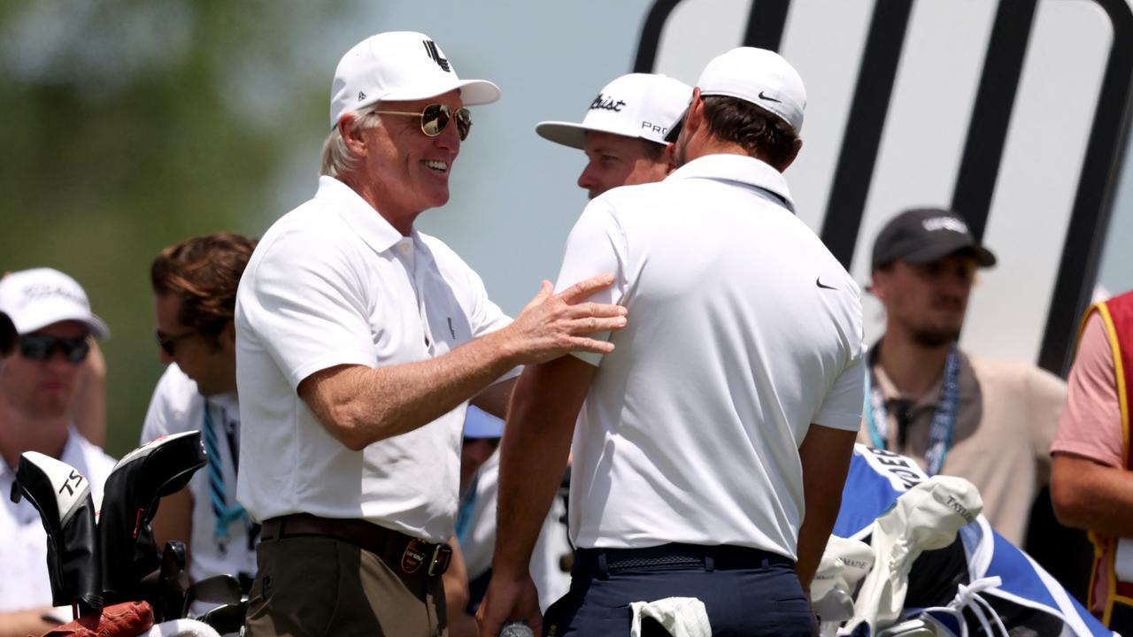 Brooks Koepka talks with LIV Commissioner Greg Norman. (Photo by Rob Carr / GETTY)