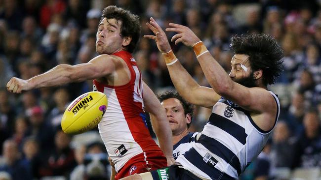 Sydney defender Nick Smith spoils Jimmy Bartel. Picture: Colleen Petch