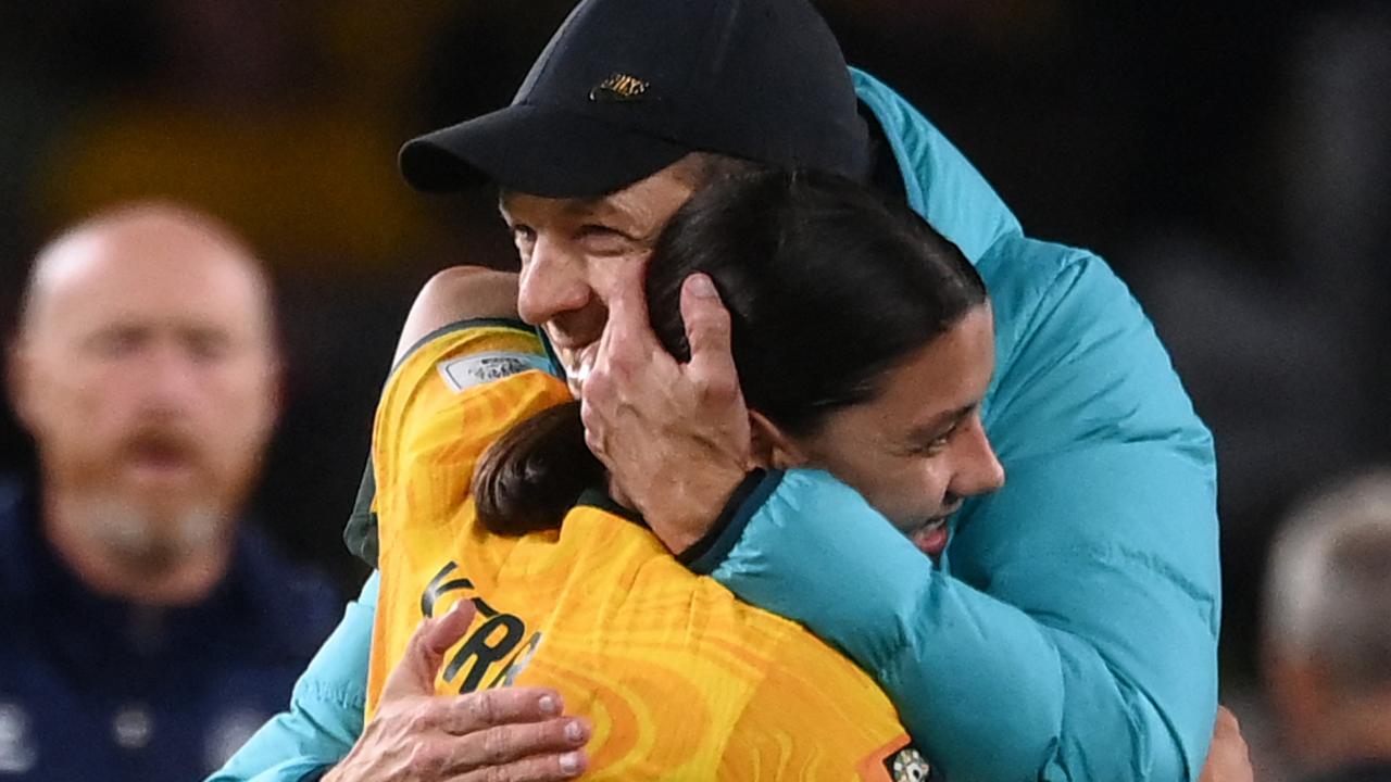 Australia's coach Tony Gustavsson hugs Sam Kerr. Photo by FRANCK FIFE / AFP.