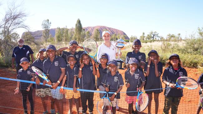 Ash Barty had a hit with Mutitjulu school students in Uluru-Kata Tjuta National Park. Picture: TENNIS AUSTRALIA