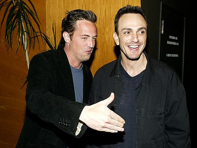 Matthew Perry with good friend Hank Azaria in 2004. Picture: Getty Images