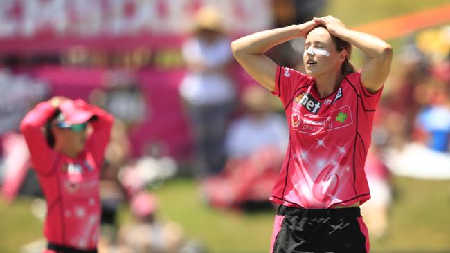 SYDNEY, AUSTRALIA - JANUARY 26: Ellyse Perry of the Sixers reacts during the Women's Big Bash League Final  between the Sydney Sixers and the Brisbane Heat at Drummoyne Oval on January 26, 2019 in Sydney, Australia. (Photo by Mark Evans/Getty Images)