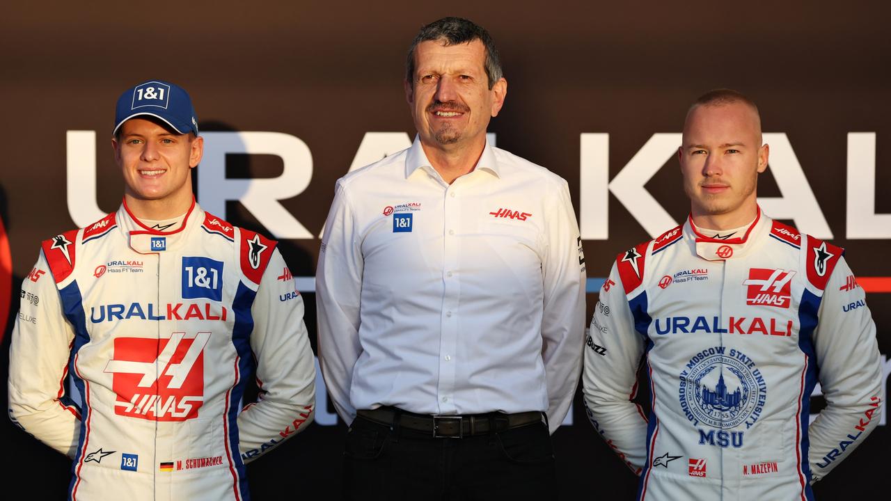 \Nikita Mazepin (R), jefe del equipo Haas F1 Guenther Steiner (C) y Mick Schumacher.  (Foto de Mark Thompson/Getty Images)