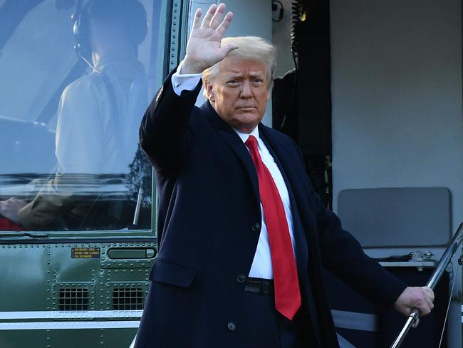 TOPSHOT - Outgoing US President Donald Trump waves as he boards Marine One at the White House in Washington, DC, on January 20, 2021. - President Trump travels his Mar-a-Lago golf club residence in Palm Beach, Florida, and will not attend the inauguration for President-elect Joe Biden. (Photo by MANDEL NGAN / AFP)