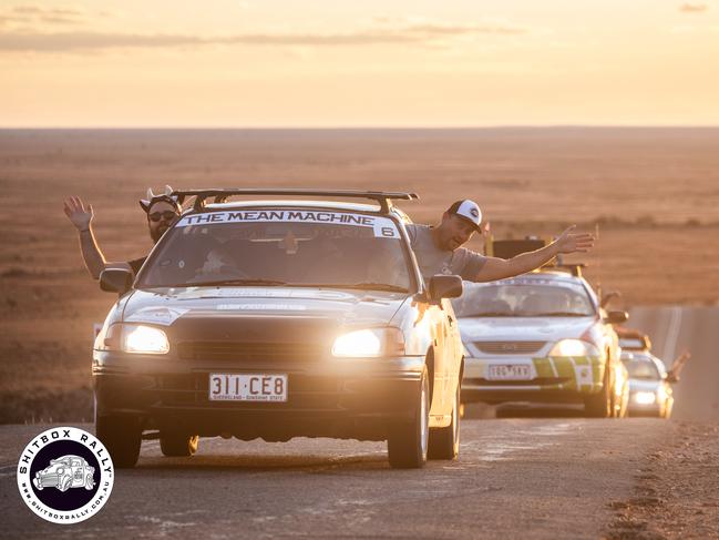 Day 2: Hay to Silverton – The convoy is here. Photo: BOX RALLIES