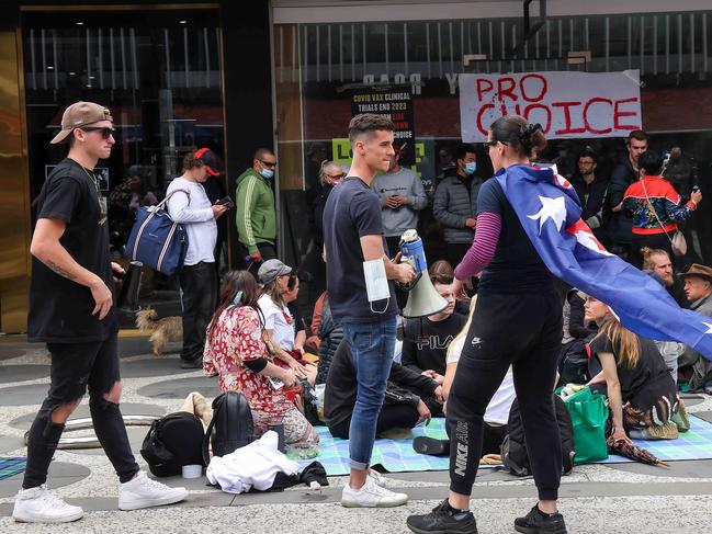 Anti-vaccination protesters in Acland St, St Kilda. Picture : NCA NewsWire / Ian Currie