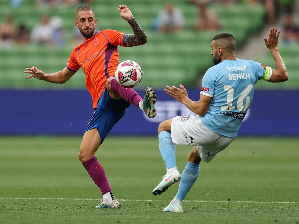 Adam Zimarino of Brisbane Roar and Aziz Behich of Melbourne City compete for the ball. Photo: Robert Cianflone/Getty Images.