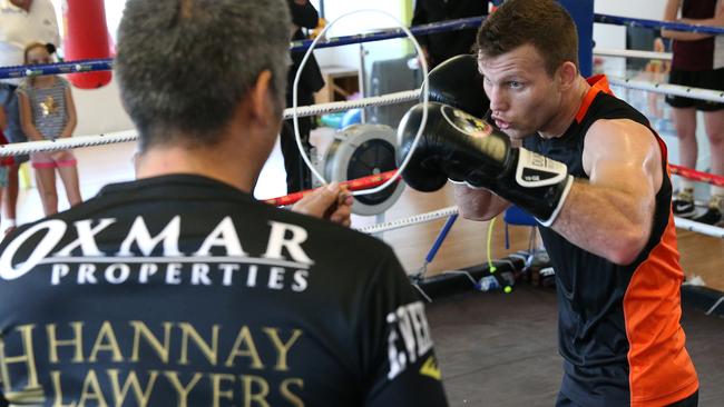 Jeff Horn does his final session with trainer Dundee Kim.
