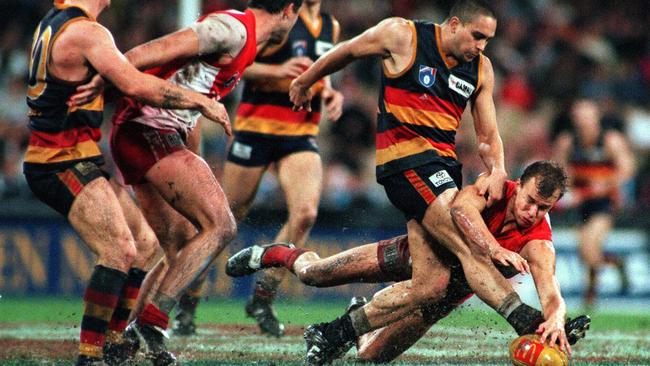 Matthew Nicks dives into stop Crow Andrew McLeod during the 1998 semi-final.