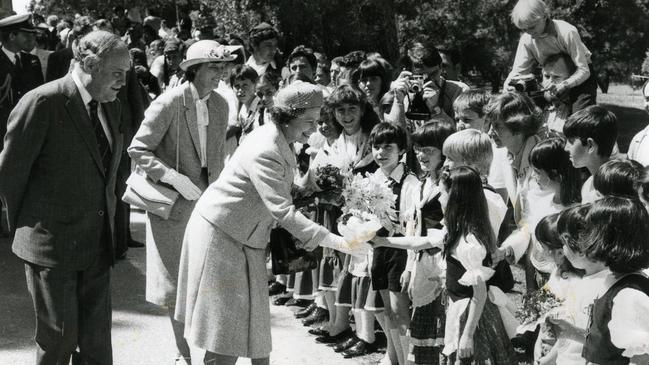 The Queen with SA Premier David Tonkin and Prue Tonkin, meeting children from Adelaide at the Adelaide Country Club in 1981.