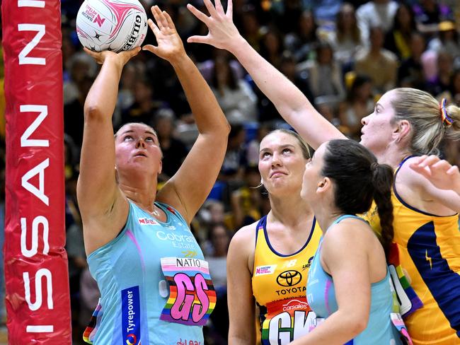 All eyes are on Eleanor Cardwell (l) as she races the clock to be fit for the Mavs’ next game. Picture: Bradley Kanaris/Getty Images