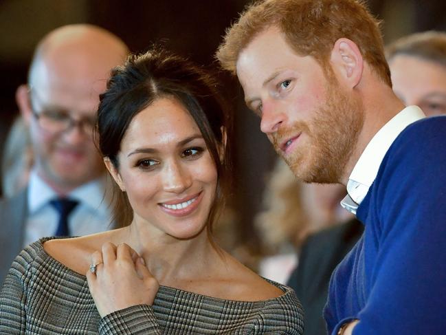 TOPSHOT - Britain's Prince Harry and his fiancée US actress Meghan Markle watch a dance performance by Jukebox Collective during a visit at Cardiff Castle in Cardiff, south Wales on January 18, 2018, for a day showcasing the rich culture and heritage of Wales. / AFP PHOTO / POOL / Ben Birchall