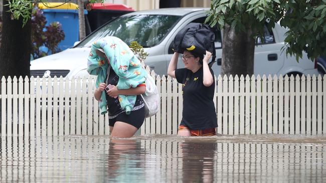 People evacuate their homes in Shepparton. Picture: David Crosling