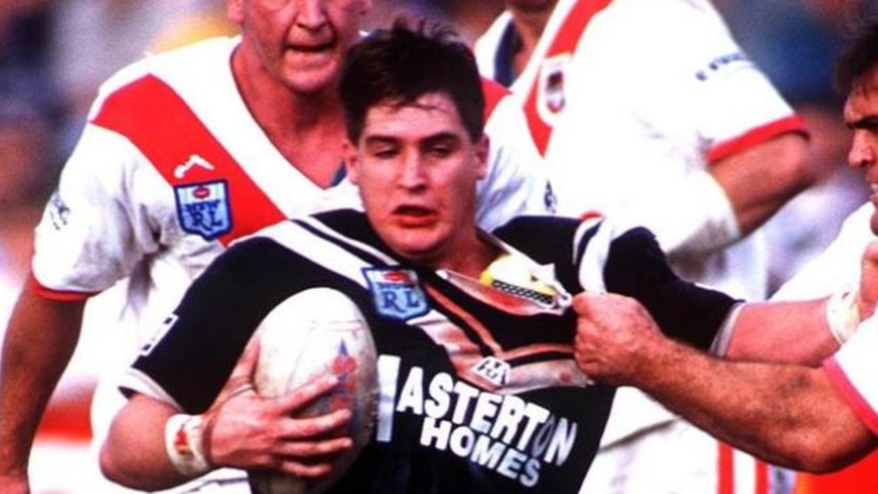   Former forward passes away in his sleep Rugby league cult hero Kyle White has died suddenly at the age of 53 The former Canterbury Wests and Illawarra forward passed away in his sleep at his home in Penrith on Monday night A cult following White also played for Widnes and Workington Town in England throughout a 10 year professional career that saw him gain a cult following The popular forward played well above his height and weight in the forward pack and was renowned for being a fierce defender Personal troubles White had personal troubles in recent years In 2019 his brother Josh pleaded for assistance after Kyle had been reported missing Kyle was later found homeless and wandering around the southeast Queensland town of Warwick A heavy heart It s with a very heavy heart that I inform everyone that my brother Kyle passed away this morning As most people know he has been dealing with some issues of late but it doesn t make it any easier Josh posted on Facebook Rugby league career White played 24 games at Canterbury between 1989 and 1991 and made 34 appearances for the Magpies between 1992 and 1995 and nine for the Steelers in 1996 Remembering a tough player He was my idol growing up and we played at all the same NRL clubs and were inseparable through our younger years Hopefully he finds peace now and the hurting has stopped He was a tough player on the field and knew how to have a good time off it We have had a lot of ups and downs over the years but he is my brother and I will always love him Josh said In memory of Kyle White White s death comes days after the passing of South Sydney legend John Sattler aged 80 The rugby league community mourns the loss of both players and remembers their contributions to the sport Credit https www foxsports com au nrl rugby league cult hero kyle white dead at 53 news story a0f7f66e73cb8404f5cae00ac4e9fabaENND 