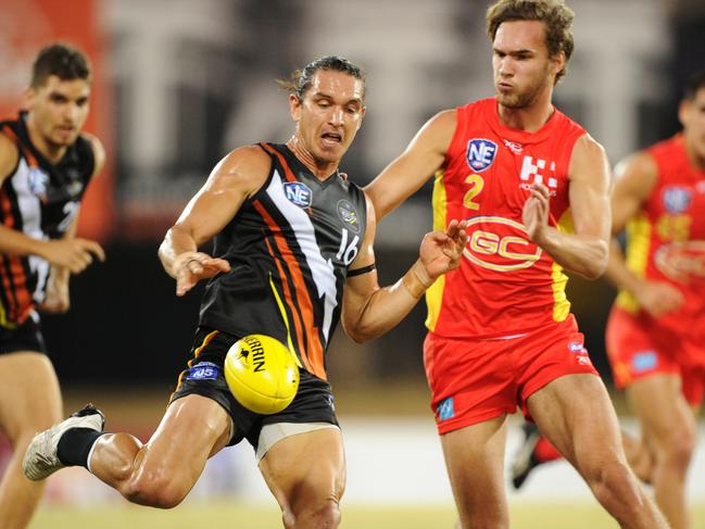 Jack Scrimshaw, right, in action for the Suns in the NEAFL this season.