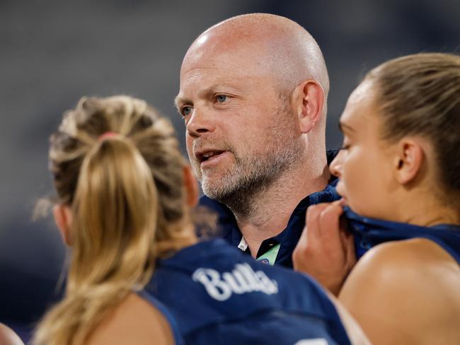 GEELONG, AUSTRALIA - NOVEMBER 01: Dan Lowther, Senior Coach of the Cats addresses his players during the 2024 AFLW Round 10 match between the Geelong Cats and Kuwarna (Adelaide Crows) at GMHBA Stadium on November 01, 2024 in Geelong, Australia. (Photo by Dylan Burns/AFL Photos via Getty Images)