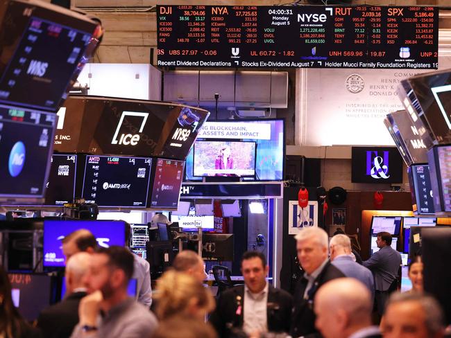 NEW YORK, NEW YORK - AUGUST 05: Traders work on the floor of the New York Stock Exchange during afternoon trading on August 05, 2024 in New York City. All three major indexes closed with significant losses, with the Dow Jones falling 1,000 points and the S&P 500 sliding 3.2 percent, its worst day since 2022, amid a global market sell-off centered around fears of a U.S. recession.   Michael M. Santiago/Getty Images/AFP (Photo by Michael M. Santiago / GETTY IMAGES NORTH AMERICA / Getty Images via AFP)