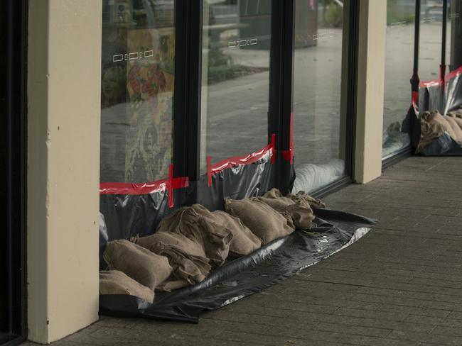 Businesses prepare: sandbagging along Pacific Parade, Lennox Head. Picture: NewsWire / Glenn Campbell