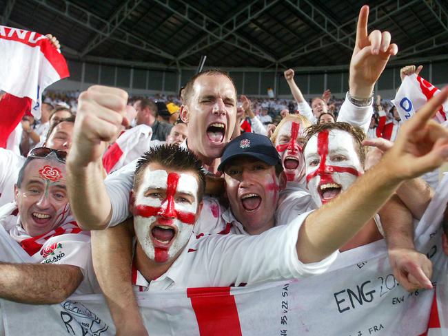 NOVEMBER 22, 2003: English fans celebrate at Telstra Stadium, Homebush after England defeated Australia in final of 2003 World Cup (RWC) in Sydney, 22/11/03.Rugby Union / Fan