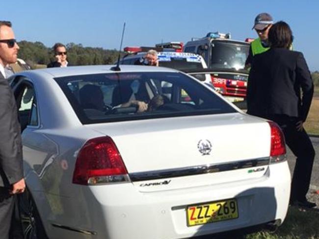 Bill Shorten consoles the driver of a second car at Testers Hollow. Picture: NEWFM 1053