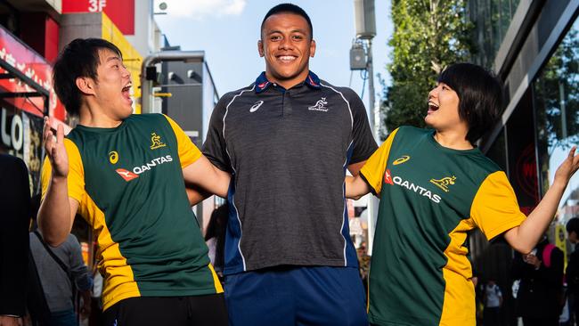 Allan Alaalatoa with fans Moe Tsuchiya and Hirokazu Iwasaki. Photo: Stuart Walmsley/Rugby AU Media