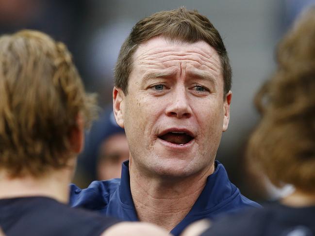 Barker addresses players during a clash with Collingwood in 2015.