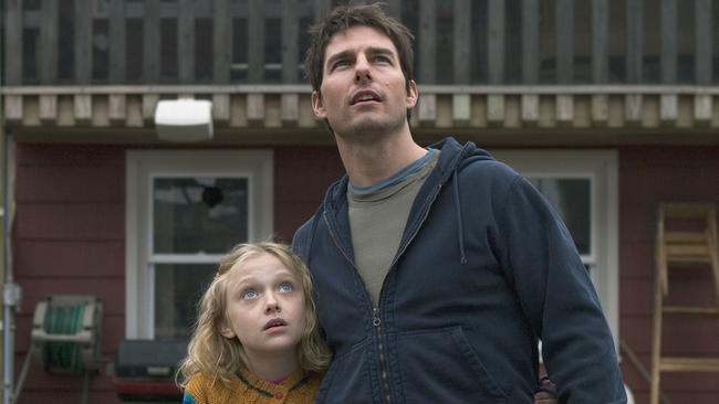 Dakota Fanning and Tom Cruise in War of the Worlds.