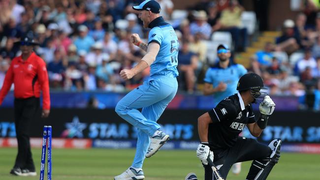 The Poms are in heaven as key man Ross Taylor is run out.