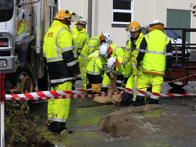 Verdun CFS crews sand bag on Onkaparinga Valley Rd. Picture: Dean Martin