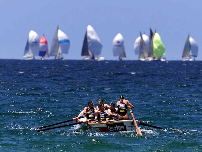 DECEMBER 3, 2000: The WA Stingrays crew on City Of Perth head out to the markers during Nutri-Grain National Surf League first round event at Manly Beach in Sydney. Pic Gregg Porteous. Swimming / Life Saving A/CT