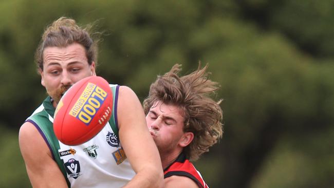 Football GFL: Bell Park v Newtown &amp; Chilwell . Bell Park 1 Luke Goetz and Newtown &amp; Chilwell 20 Blake Reid Picture: Mark Wilson