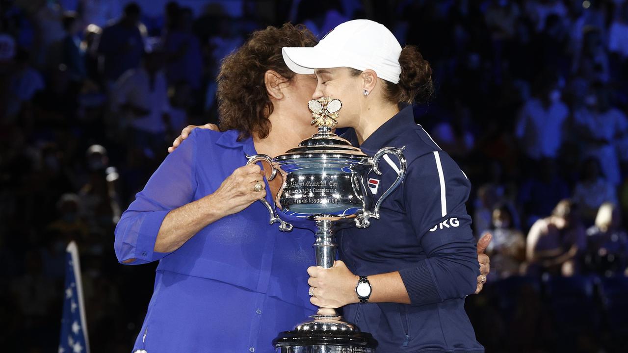 Tennis legend Evonne Goolagong Cawley presents Ash Barty with the Australian Open trophy.