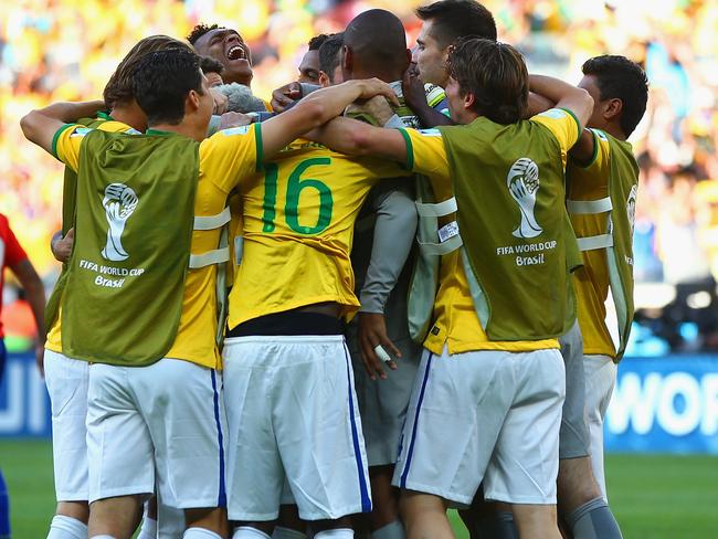 BELO HORIZONTE, BRAZIL - JUNE 28: Goalkeeper Julio Cesar of Brazil celebrates with teammates after defeating Chile in a penalty shootout during the 2014 FIFA World Cup Brazil round of 16 match between Brazil and Chile at Estadio Mineirao on June 28, 2014 in Belo Horizonte, Brazil. (Photo by Jeff Gross/Getty Images)