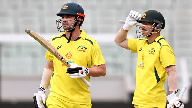 Australia's Travis Head (L) acknowledges the applause after scoring a 50 against England. Photo: AFP.