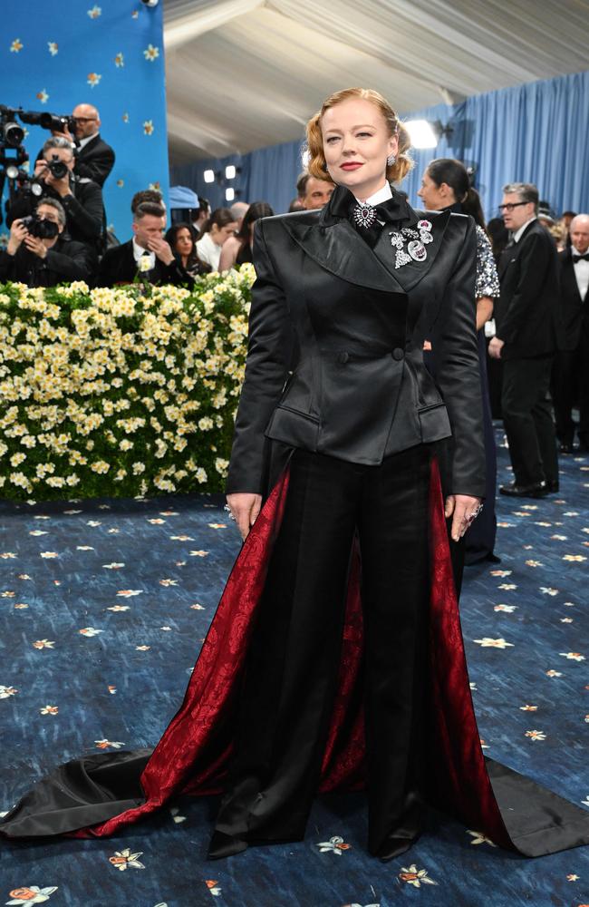 Aussie superstar Sarah Snook is on the blue carpet in a structured look by label AnOnlyChild. Picture: AFP