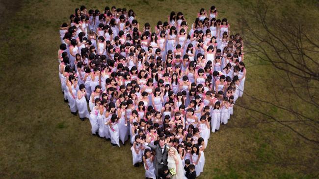 Charlene Pearson and Leon Watts had the most flower girls at their wedding. Picture: Guinness World Record.